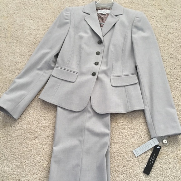 Light grey Tahari 2 piece pant suit - Picture 1 of 3